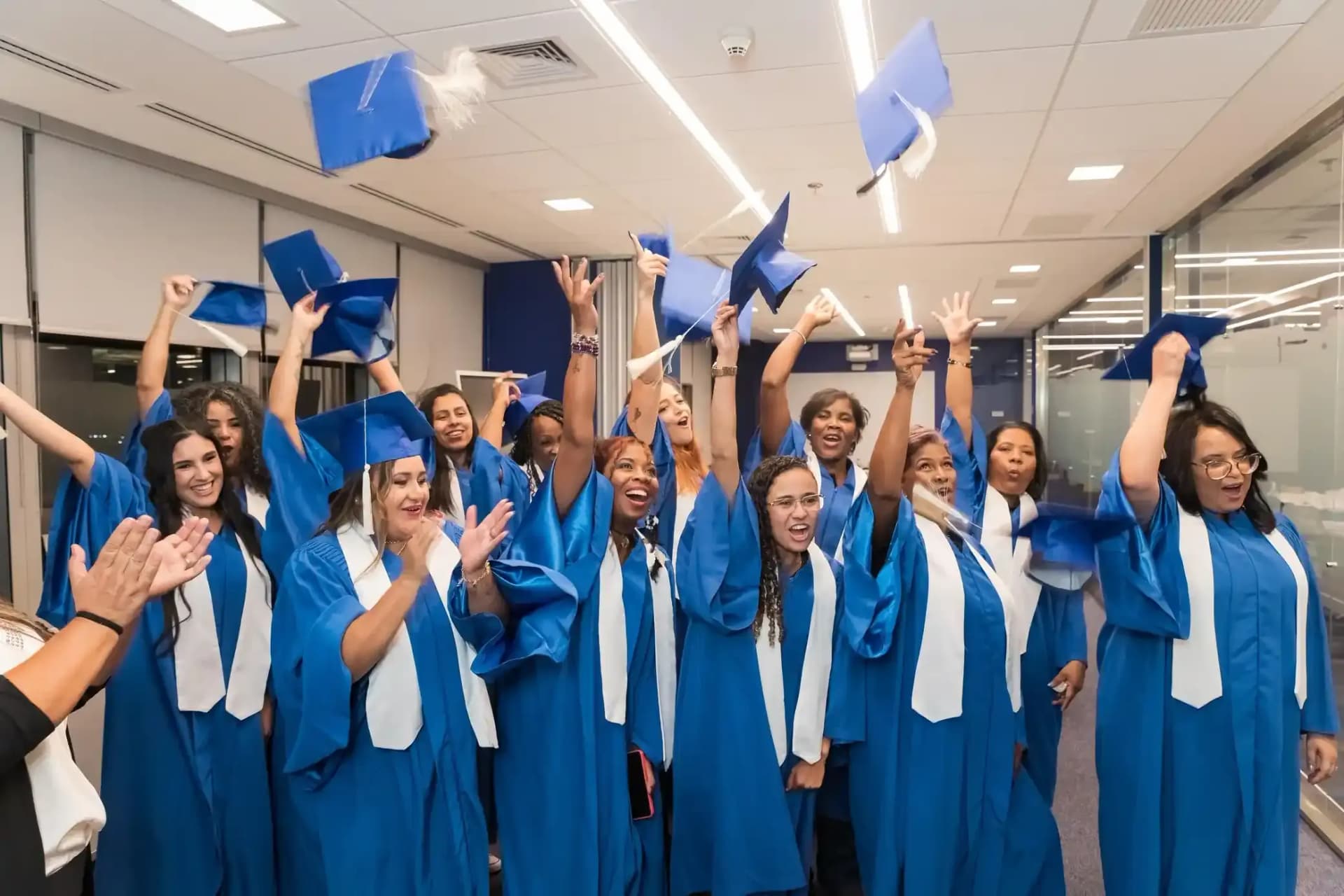 Alunos formados comemorando sucesso